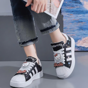 Baskets customisées avec Hello Kitty et détails colorés - Adidos