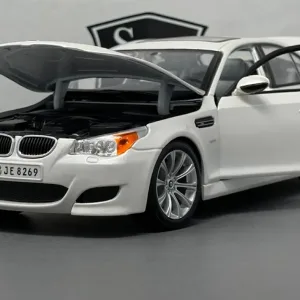Miniature voiture de collection BMW M5 Échelle 1/18 couleur blanche maisto