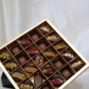 Boite de dattes fourrées et chocolat
