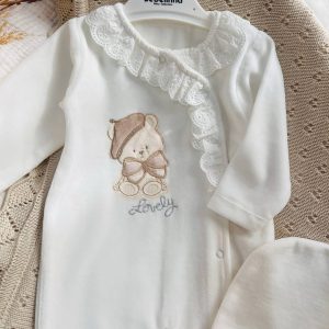 Grenouillère bébé velours avec bonnet : Élégance et douceur pour l’hiver