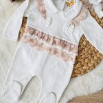 Grenouillère bébé en jolie dentelle – coton naturel
