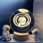 Veilleuse en cristal 3D – Planète Saturne illuminée avec socle en bois, déco astronomie