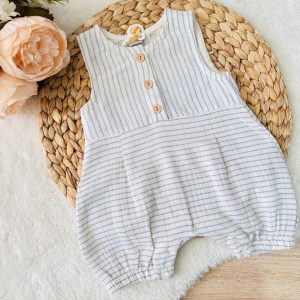 Barboteuse en lin mousseline : la douceur de l’été pour bébé