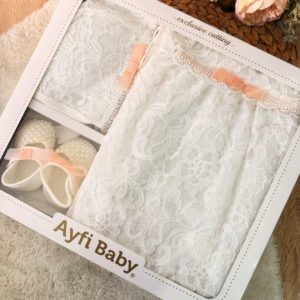 Coffret Cadeau Élégance : Robe 0-6mois Dentelle Chaussons Strass et Bonnet Assorti